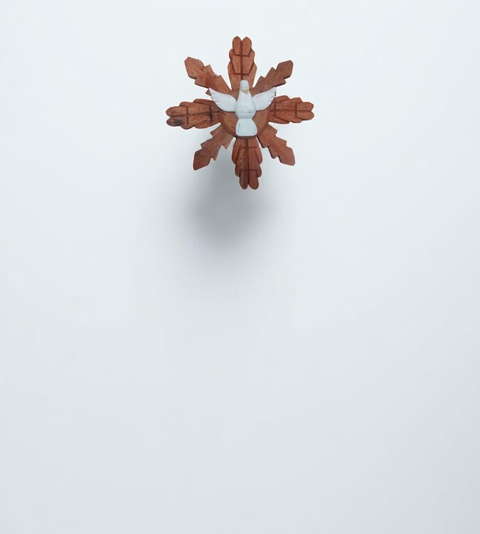 Divino espirito santo com Esplendor, todo em madeira talhado a mão. Peça totalmente artesanal.