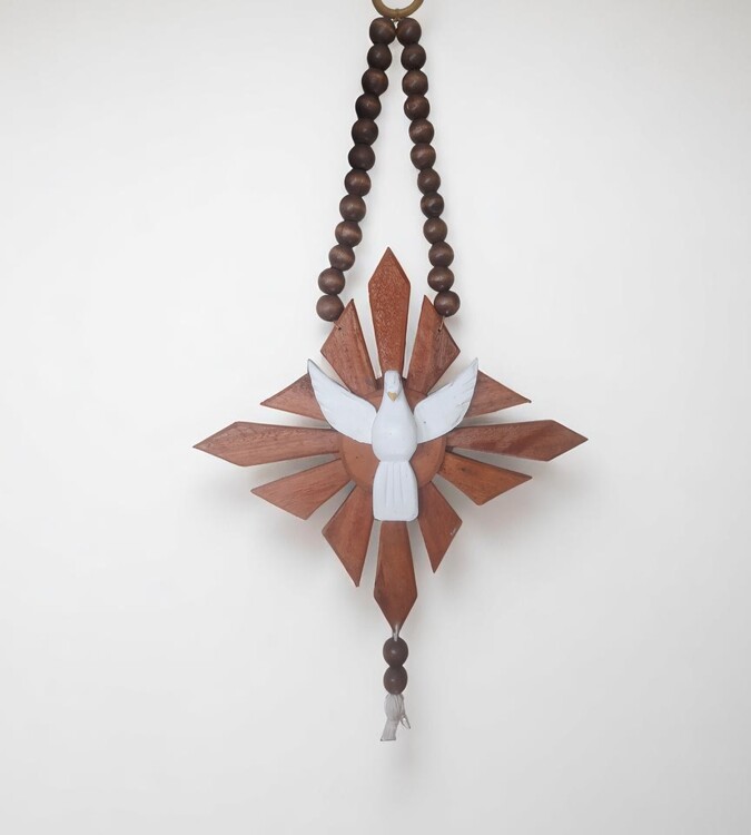 Divino espirito santo, todo em madeira feito a mão. Peça totalmente artesanal.