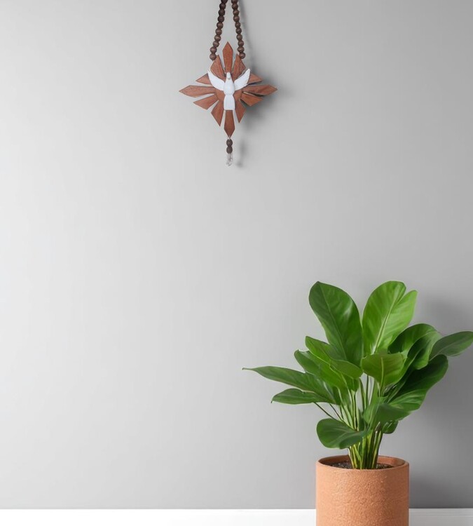 Divino espirito santo, todo em madeira feito a mão. Peça totalmente artesanal.