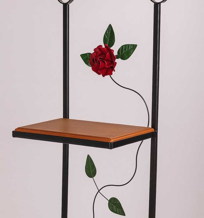Prateleira de 2 andares. Produto completamente feito a mão, de ferro e madeira, possui flor feita artesanalmente de ferro.