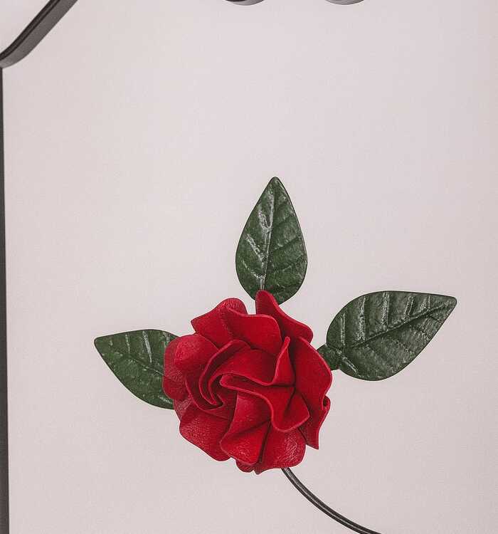 Prateleira de 2 andares. Produto completamente feito a mão, de ferro e madeira, possui flor feita artesanalmente de ferro.