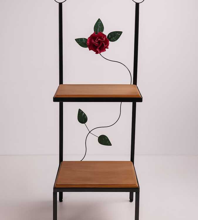 Prateleira de 2 andares. Produto completamente feito a mão, de ferro e madeira, possui flor feita artesanalmente de ferro.