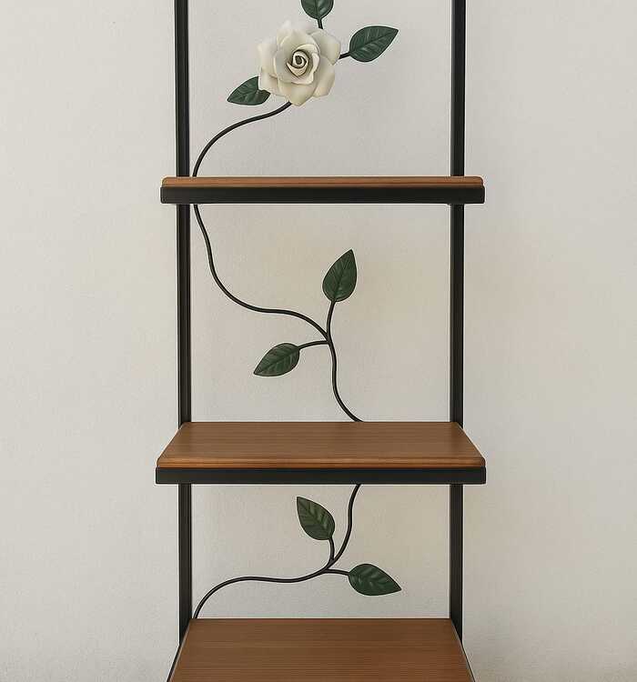 Prateleira de 3 andares madeira e ferro, feita de forma artesanal, possui flor de ferro também feita a mão.