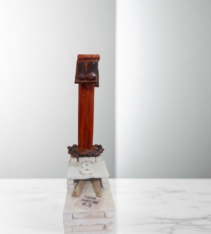 Incensário de pedra são tome com detalhes em madeira.