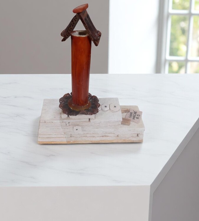 Incensário de pedra são tome com detalhes em madeira.