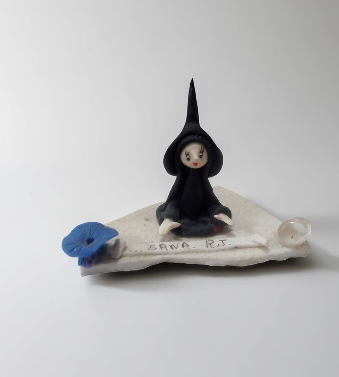 Incensário da Bruxinha de pedra sabão e bisqui.