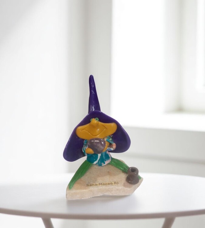 Incensário guinomos. feito em pedra São Tomé com bisqui. todo feito a mão.