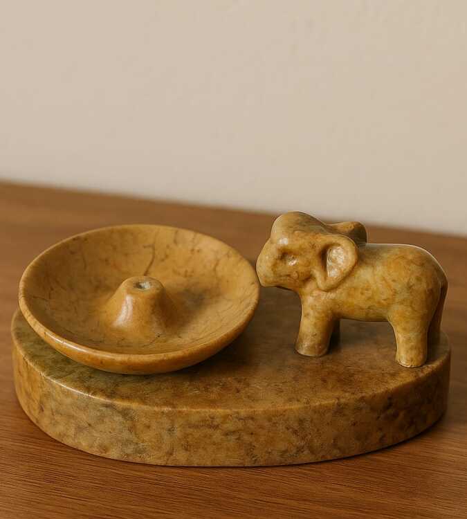 Incensário Pedra Sabão sabão elefante e com detalhe em pedra natural. Possuimos a pedra natural de varias cor