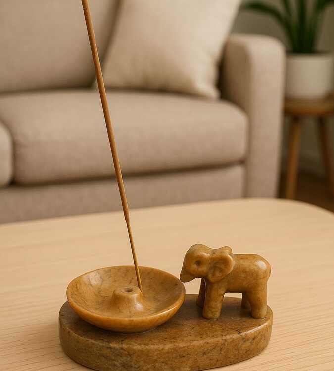 Incensário Pedra Sabão sabão elefante e com detalhe em pedra natural. Possuimos a pedra natural de varias cor