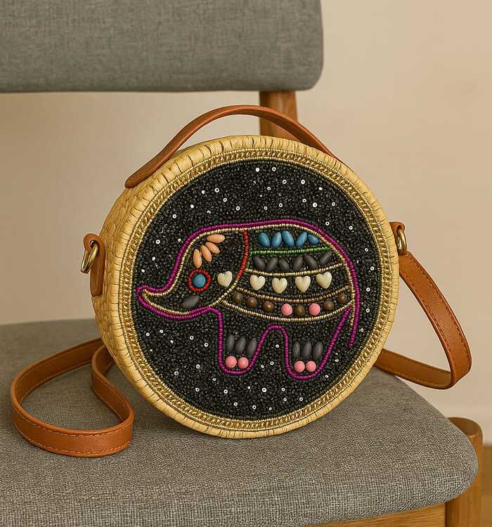Bolsa Transversal Redonda em Palha com Bordado de Elefante - Artesanal e Exclusiva 