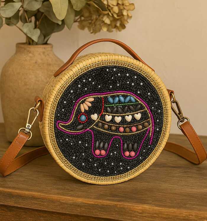 Bolsa Transversal Redonda em Palha com Bordado de Elefante - Artesanal e Exclusiva 